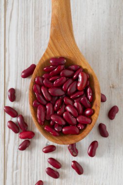 Tahta kaşıkta kırmızı fasulye.