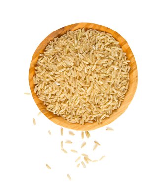 bir zeytin ahşap kase üzerinde beyaz izole kahverengi pirinç