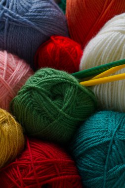 Renkli iplik ve örgü iğneleri
