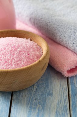 aromatik banyo inci banyo köpüğü ve temiz havlu 