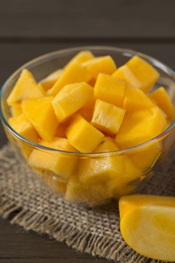 Ahşap yüzeyde hurma kes