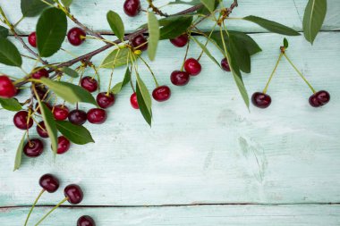 Tahta yüzeyde taze kirazlar