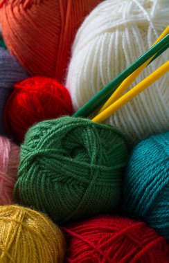 renkli iplik ve iğneler