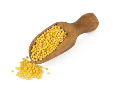 Beyaz arka plan üzerinde izole kuru doğal darı tahıl