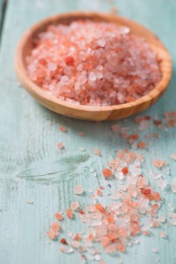 Himalaya tuz turkuaz ahşap yüzey üzerinde