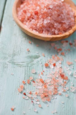 Himalaya tuz turkuaz ahşap yüzey üzerinde