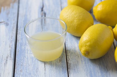 taze sıkılmış limon suyu ve limon ahşap yüzey üzerinde