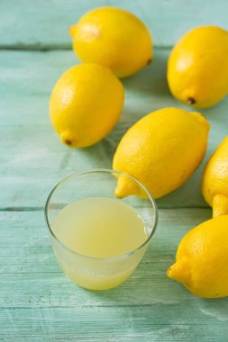 taze sıkılmış limon suyu ve limon ahşap yüzey üzerinde