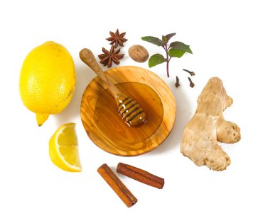 taze bal ve baharat üzerine beyaz izole