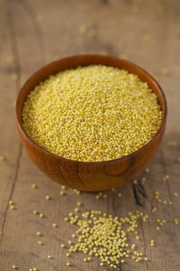 millert ahşap yüzey üzerinde