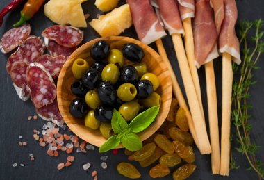 Zeytin duvar arka plan yakın çekim antipasti hizmet