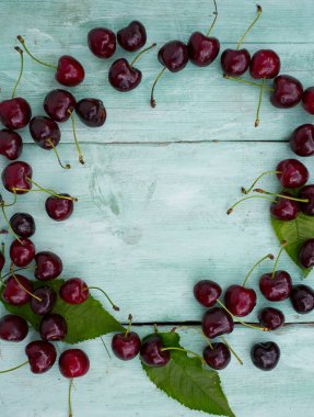 Turkuaz ahşap yüzeyde kirazlar