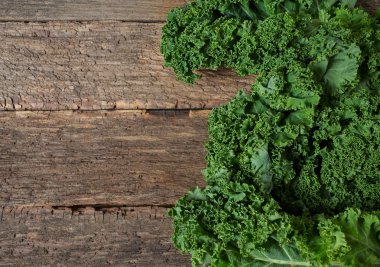 rustik ahşap yüzey üzerinde taze lahana