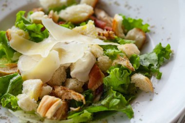 Masada tavuklu salata.