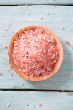 Himalaya tuz turkuaz ahşap yüzey üzerinde