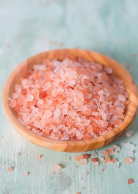 Himalaya tuz turkuaz ahşap yüzey üzerinde