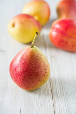 Tahta yüzeyde güzel olgun armutlar