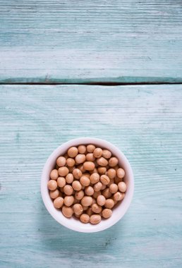 soya fasulyesi turkuaz ahşap yüzey üzerinde