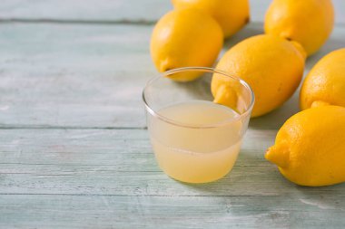 taze sıkılmış limon suyu ve limon ahşap yüzey üzerinde