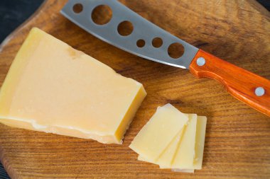 Peynir bıçağını masada ahşap saplı