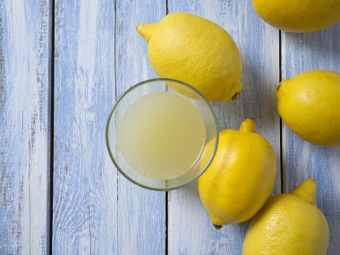 taze sıkılmış limon suyu ve limon ahşap yüzey üzerinde