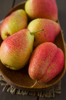 Tahta yüzeyde güzel olgun armutlar