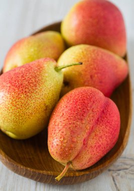 Tahta yüzeyde güzel olgun armutlar