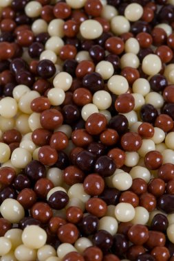 Beyaz üzerinde izole çikolatalı şeker (mekik)