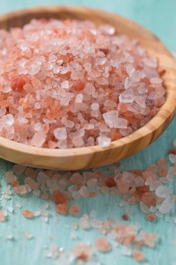 Himalaya tuz turkuaz ahşap yüzey üzerinde