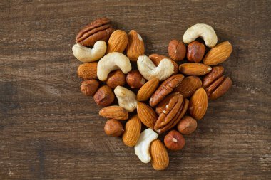 gurme sağlıklı ahşap yüzey üzerinde fındık karışık