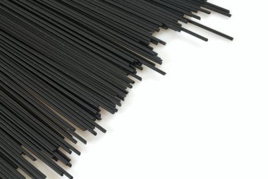 Beyaz arka plan üzerinde izole ham siyah spagetti