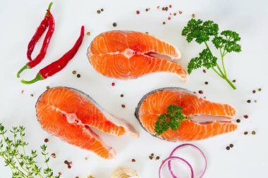 somon ve beyaz üzerinde otlar