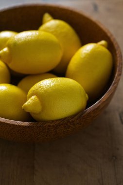 ahşap yüzey üzerinde limon