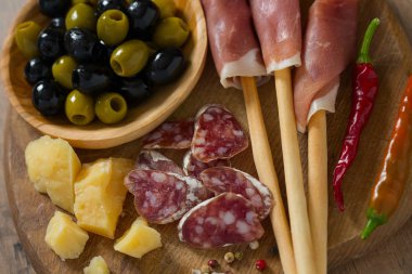 Antipasti ahşap masaya servis