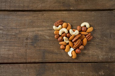 gurme sağlıklı ahşap yüzey üzerinde fındık karışık