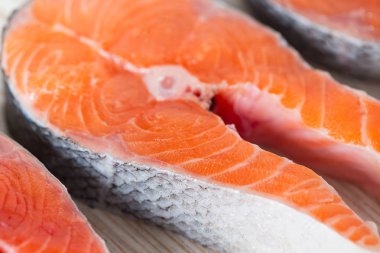 taze baharatlar ile çiğ somon ahşap yüzeyde kesmek