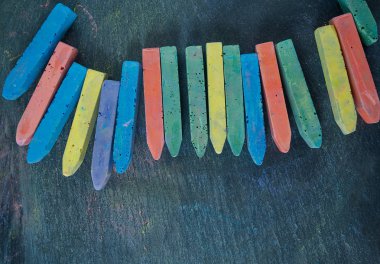 siyah yüzey üzerinde renkli tebeşirler