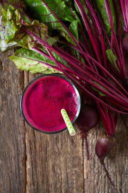 bardak taze sağlıklı pancar suyu ahşap yüzey üzerinde