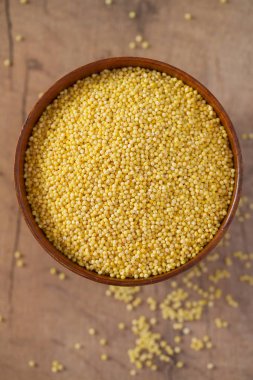 millert ahşap yüzey üzerinde