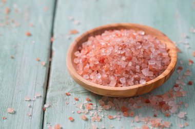 Himalaya tuz turkuaz ahşap yüzey üzerinde