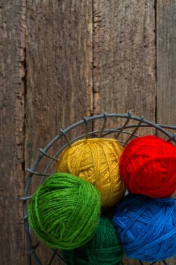 Renkli iplik topları