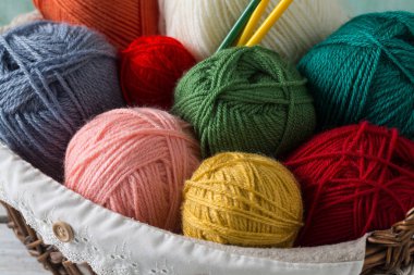 renkli iplik ve Örme İğneler bir sepet içinde