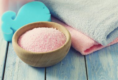 aromatik banyo inci banyo köpüğü ve temiz havlu 