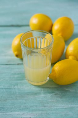 taze sıkılmış limon suyu ve limon ahşap yüzey üzerinde