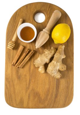 Ahşap kesme tahtası üzerinde bal, limon ve zencefil üstten görünüm