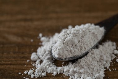 koyu ahşap yüzeyde aromatik şekerli vanilya fasulye