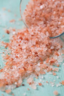 Himalaya tuz turkuaz ahşap yüzey üzerinde