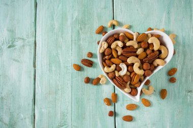 gurme sağlıklı ahşap yüzey üzerinde fındık karışık