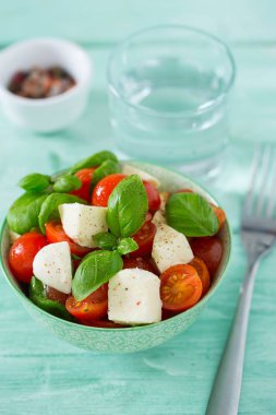 Turkuaz arka plan üzerinde Caprese salatası