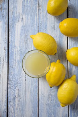 taze sıkılmış limon suyu ve limon ahşap yüzey üzerinde